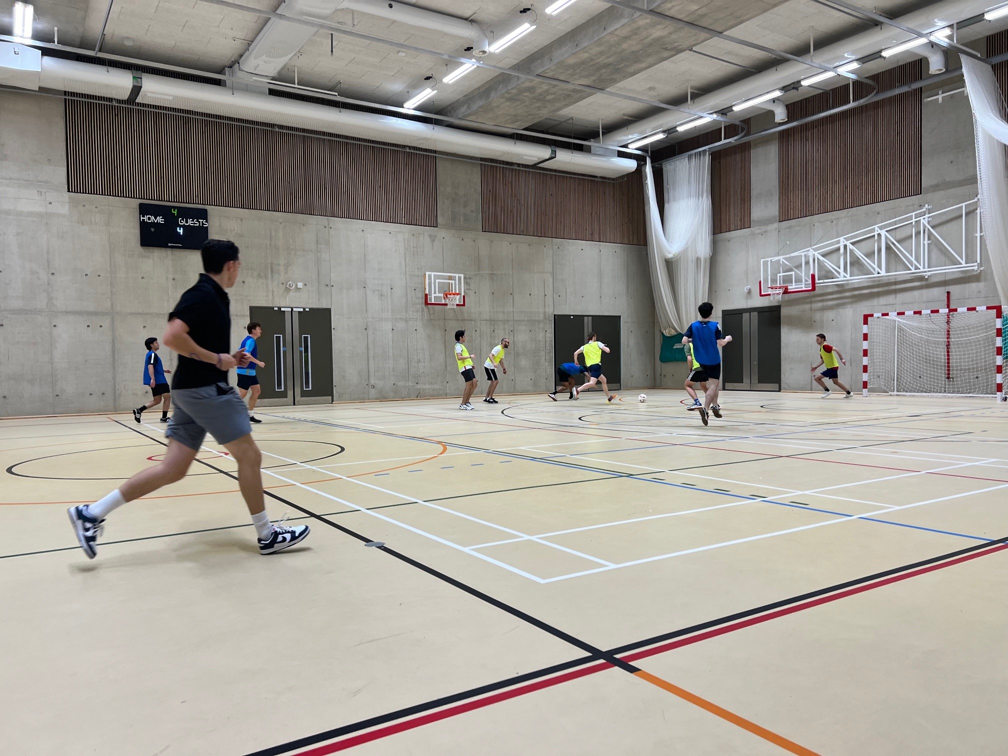 Commuter Sport at LSE is all about creating accessible opportunities for students who travel into campus. In partnership with the Commuter Student Society, LSESU develops tailored initiatives to help commuter students stay active, connect with peers, and feel part of the wider LSE community. With flexible events and ongoing projects shaped by student feedback, our aim is to make sport welcoming, inclusive, and relevant to the commuter student experience.