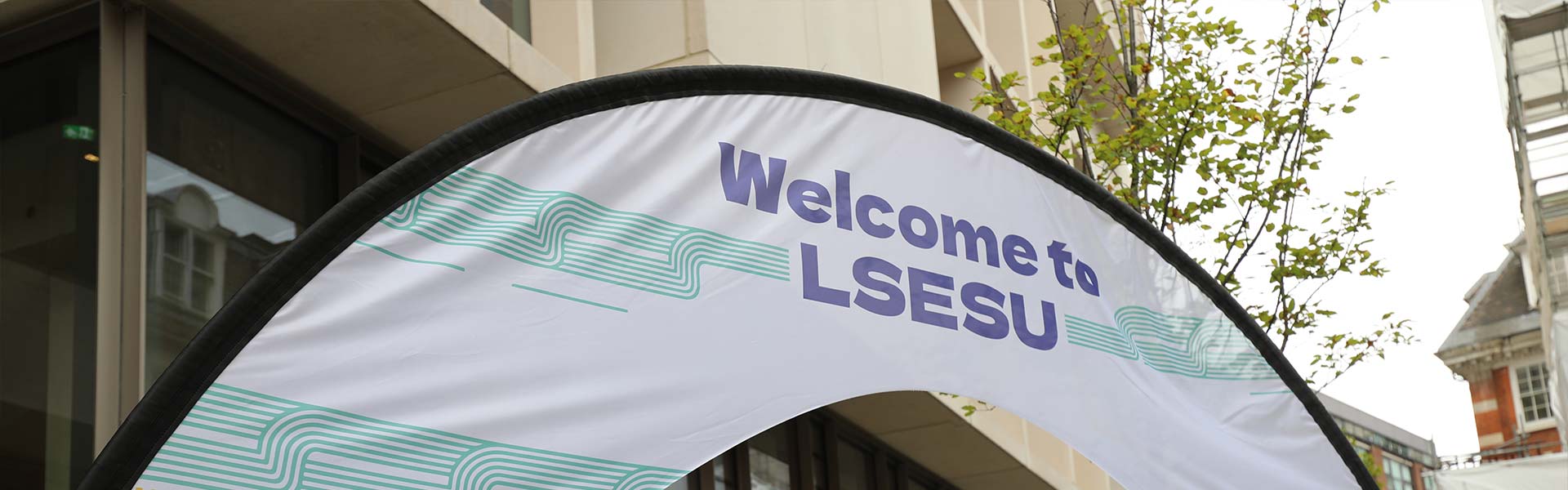 An archway banner that says welcome to LSESU